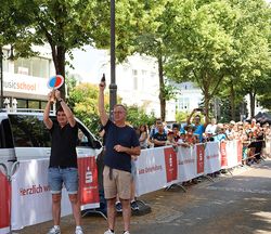 Bürgermeister Mario Dahm und Peter Schaffrath von der KSK Köln geben den Startschuss zum Halbmarathon.