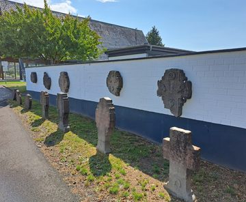 Die restaurierten Grabkreuze können auf dem Friedhof Schulstraße in Hennef-Geistingen besichtigt werden.