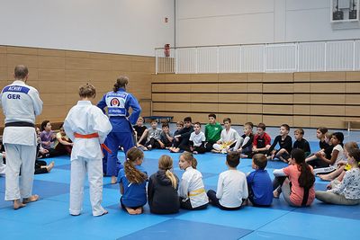Die Judokas begrüßten die Schüler*innen.