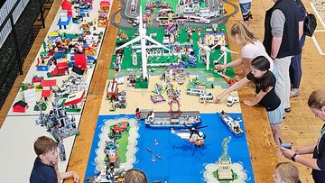 60 Kinder und Jugendliche nahmen an den großen Legobautagen teil.