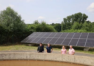 Bürgermeister Mario Dahm, Dr. Volker Erbe, Dana Schmetkamp und Manfred Thomé (v.l.) vor der Photovoltaik-Anlage auf der Kläranlage in Hennef-Dondorf.